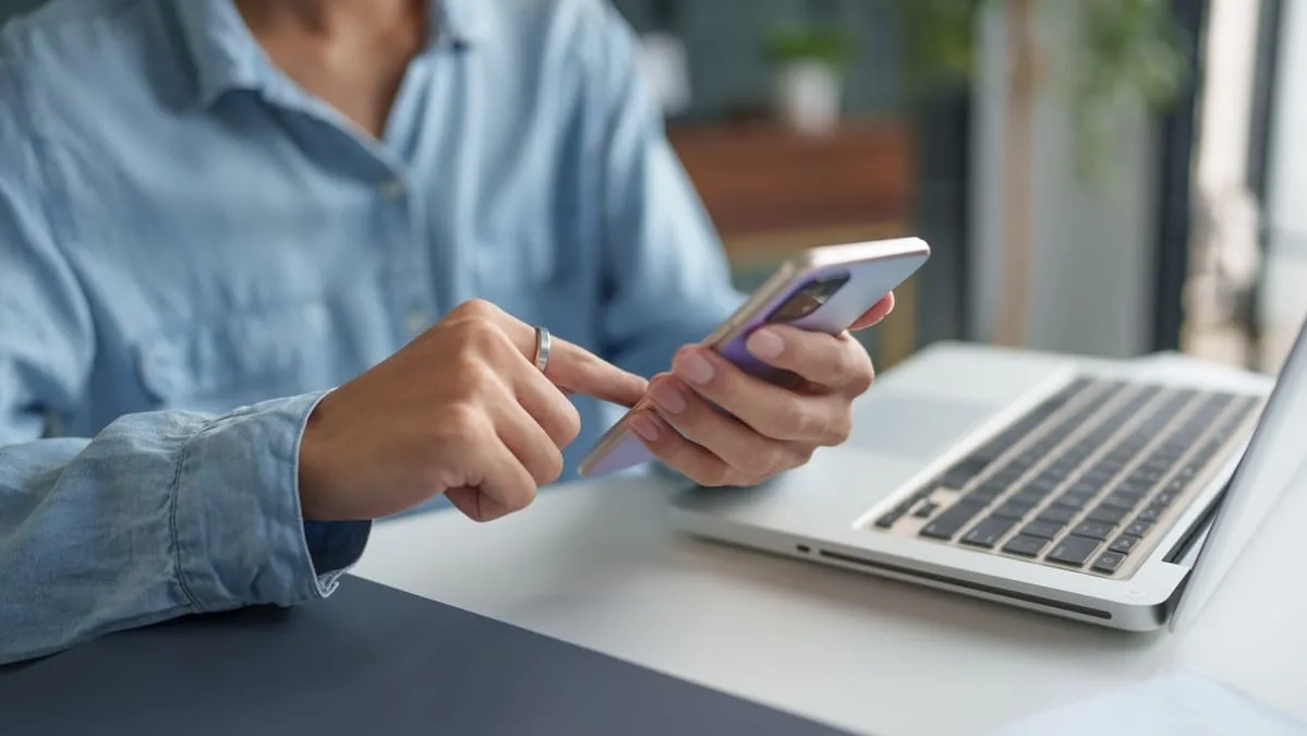 4 motive pentru care cererile de credit nu sunt aprobate 2 femeie utilizand telefon si laptop pentru un credit online