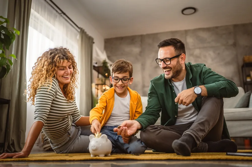 familie tanara economisind bani educatie financiara