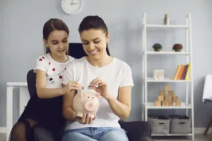 Ce ar trebui să-i învățăm pe copiii noștri despre bani.