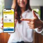 Femeie care arata ecranul telefonului, unde este deschis site-ul Viva Credit si se poate aplica pentru Creditul Viva.