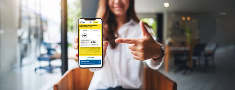 Ce e nou la Creditul Viva? 3 Femeie care arata ecranul telefonului, unde este deschis site-ul Viva Credit si se poate aplica pentru Creditul Viva.