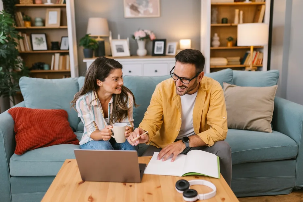 cuplu tanar organizand un buget saptamanal sau lunar