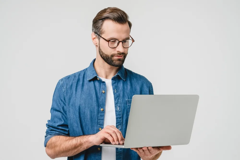 Data scadentă: ce reprezintă și de ce este importantă în gestionarea obligațiilor financiare? 2 data scadenta barbat cu laptop