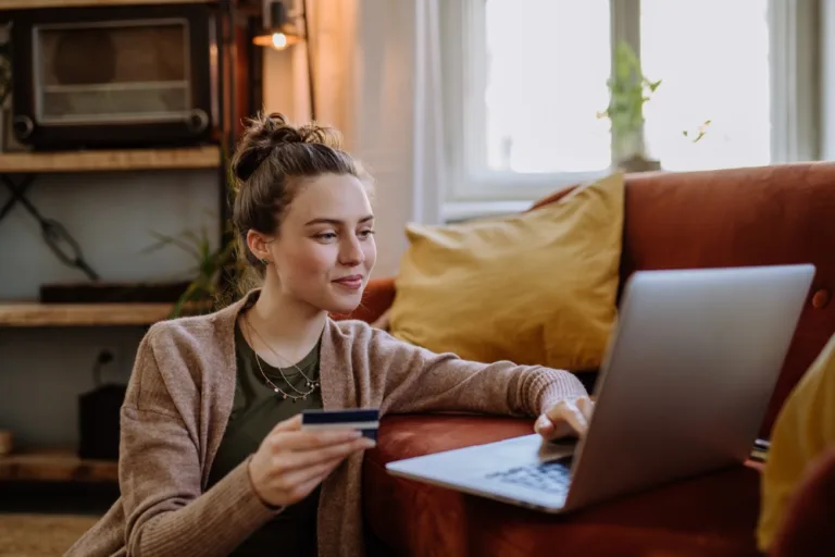 Cum să eviți cumpărăturile impulsive? 10 reguli practice pentru decizii financiare inteligente 2 cumparaturi online pe laptop cumparaturile impulsive