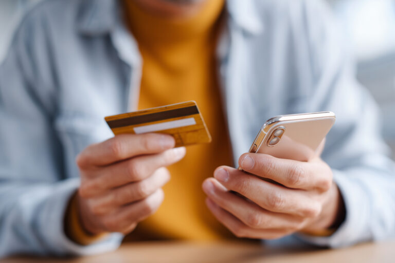 Când este util să ai o linie de credit de la Viva Credit ca rezervă financiară? 4 barbat utilizand telefon si card