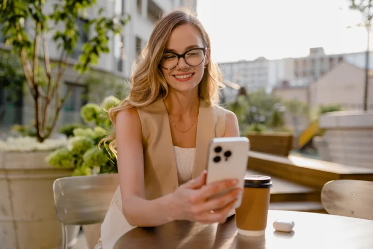 Cum îți organizezi plățile astfel încât să nu mai ratezi nicio dată scadentă? 2 data scadenta femeie utilizand un smartphone la masa