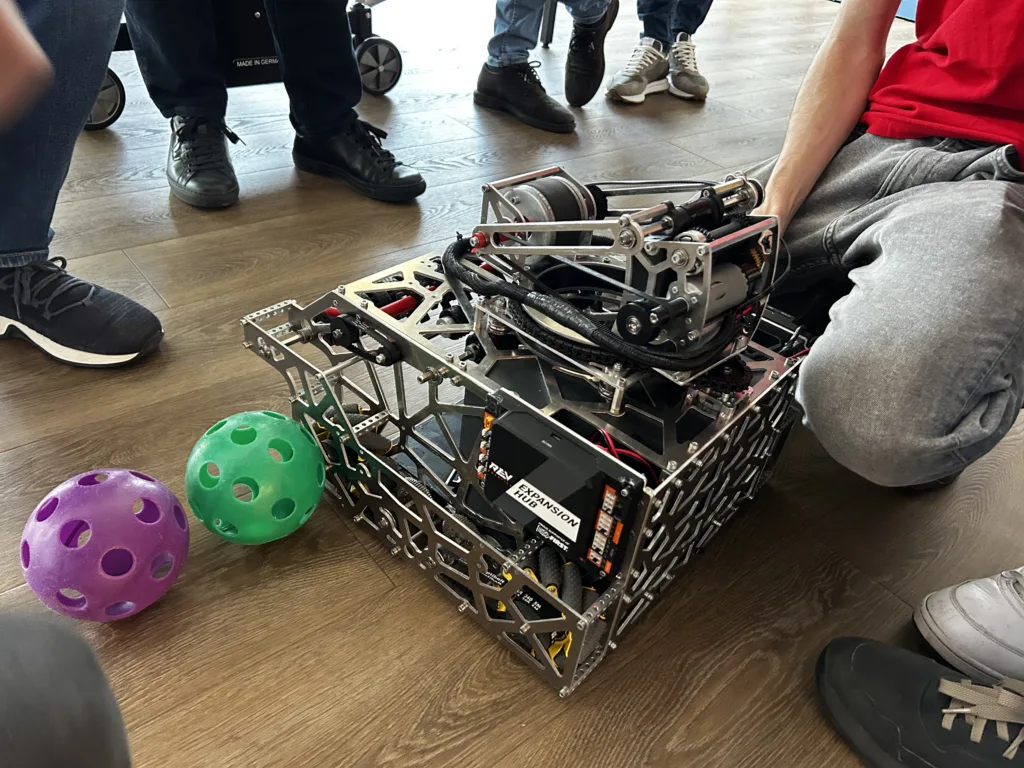 Echipa de robotică Sparktech, în vizită la Viva Credit 2 robotul realizat de echipa de robotica sparktech