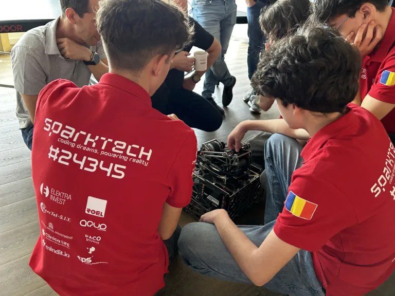 Echipa de robotică Sparktech, în vizită la Viva Credit 8 elevii din echipa de robotica sparktech de la colegiul de informatica tudor vianu