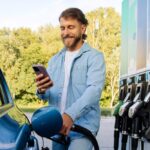 barbat tanar la statia de pompare pret carburant