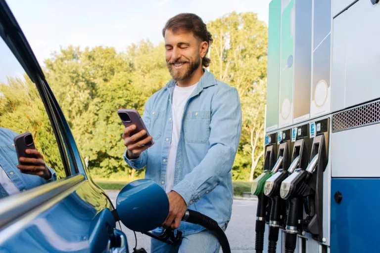 Cum faci față scumpirilor din 2026: sfaturi și recomandări utile pentru bugetul tău 3 barbat tanar la statia de pompare pret carburant