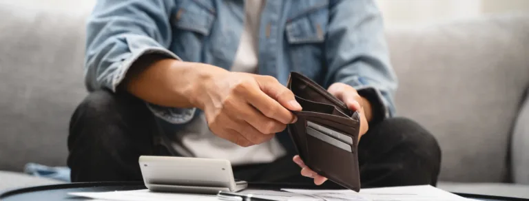 Gradul de îndatorare: ce reprezintă, cum se calculează și de ce este important? 4 barbat se uita in portofelul gol, calcul grad de indatorare