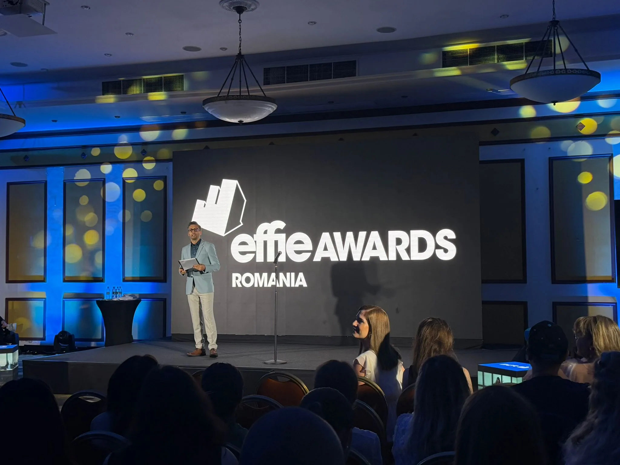 Scena Effie Awards Romania 2026, unde Bani pentru belele a fost campanie finalista la categoria Finance